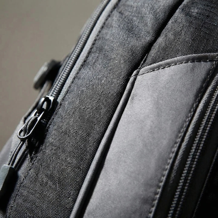 Stor 50L unisex ryggsäck för vandring och outdoor-äventyr, rymlig packning för längre turer.