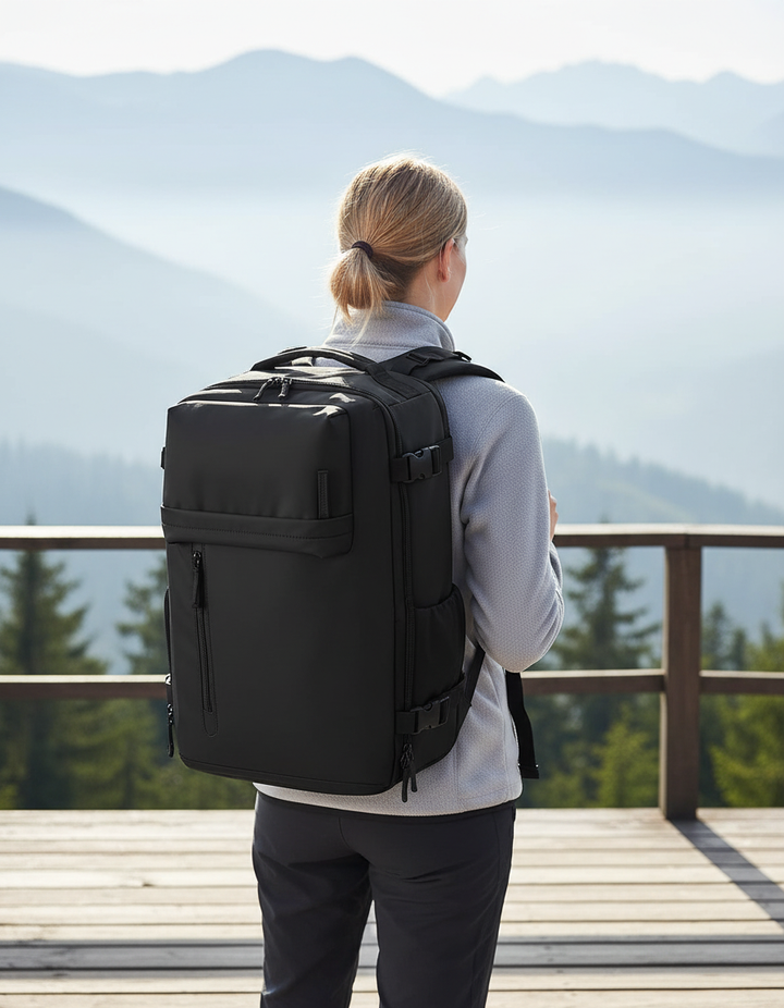 Unisex vattentålig reseryggsäck i svart med skofack och USB-port, perfekt för äventyr och arbete.