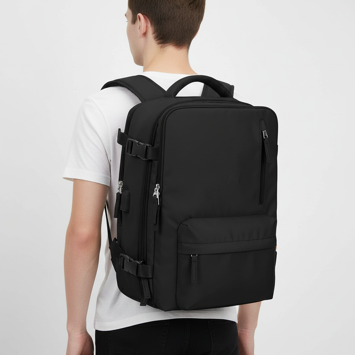 Unisex svart ryggsäck, vattentålig med skofack och USB-port. En mångsidig laptopryggsäck för alla.