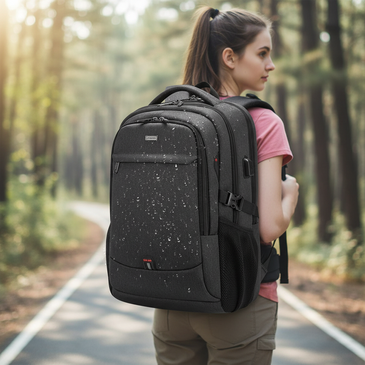 Unisex vattentät ryggsäck för laptop med USB-laddningsport och flera organiserade fack.