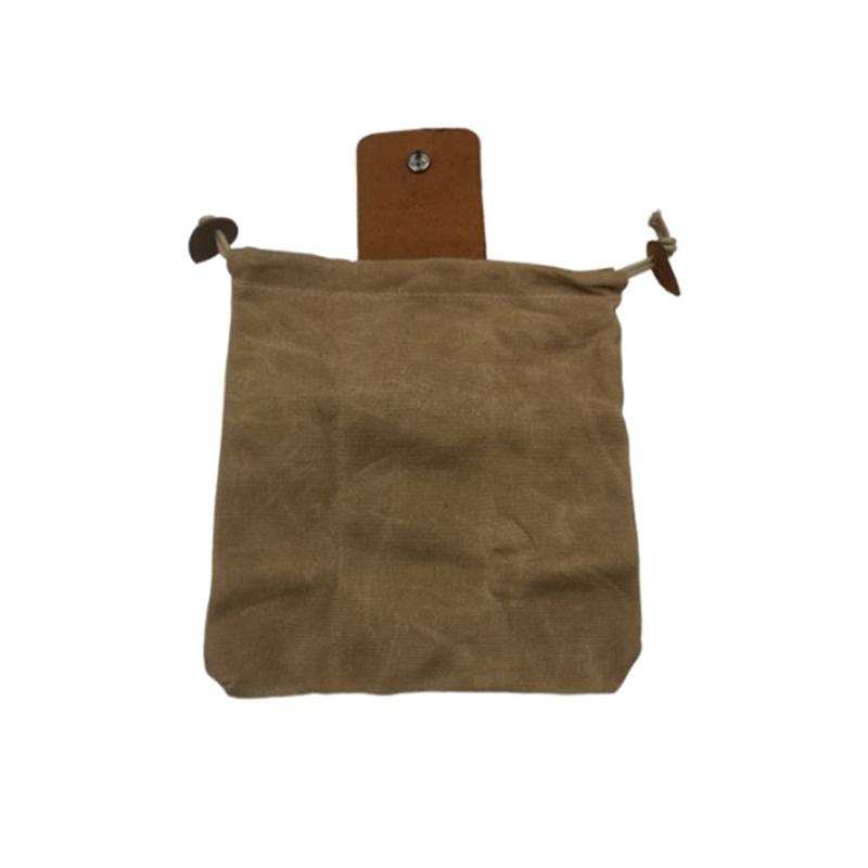 "Unisex vintage läder och canvas foraging påse med stilren design, rymlig, bärbar med bältesögla, brun färg."