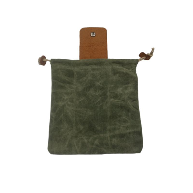 "Unisex vintage läder och canvas foraging påse med stilren design, rymlig, bärbar med bältesögla, brun färg."