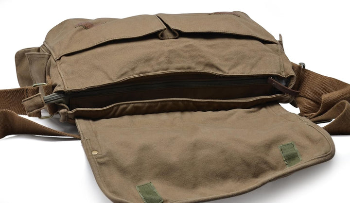 Klassisk grön vintage messengerväska i canvas med lock. Rymlig laptopväska, perfekt för unisex användning.