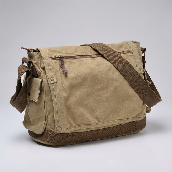 Organiserad vintage messengerväska i khaki canvas, redo för arbete eller studier. Inkluderar laptopfack.