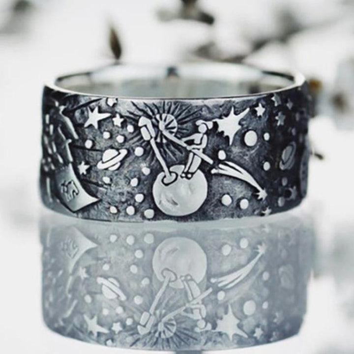 Unisex vintage ring i silverplätering med liten prins-design, tidlös accessoar för både män och kvinnor.