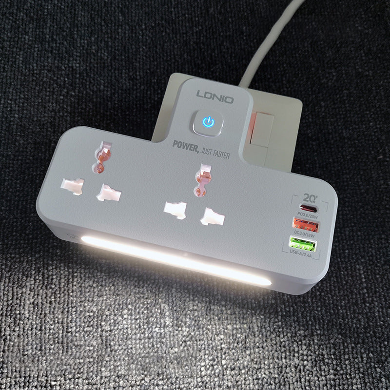 "Universellt eluttag med nattlampa och USB-portar, multifunktionell design, vit, modern, för hem och kontor."