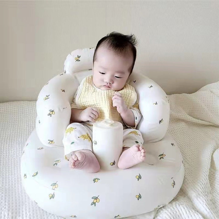 Uppblåsbar babysits med ergonomiskt ryggstöd, i pastellfärger, för barn 3-48 månader, ideal för trygg sittkomfort.