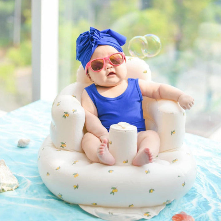 Uppblåsbar babysits med ergonomiskt ryggstöd, i pastellfärger, för barn 3-48 månader, ideal för trygg sittkomfort.