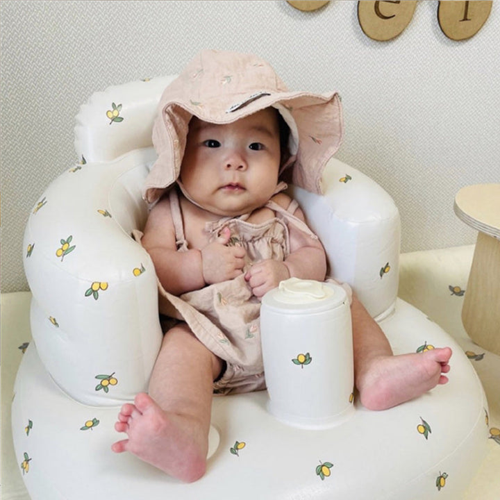 Uppblåsbar babysits med ergonomiskt ryggstöd, i pastellfärger, för barn 3-48 månader, ideal för trygg sittkomfort.