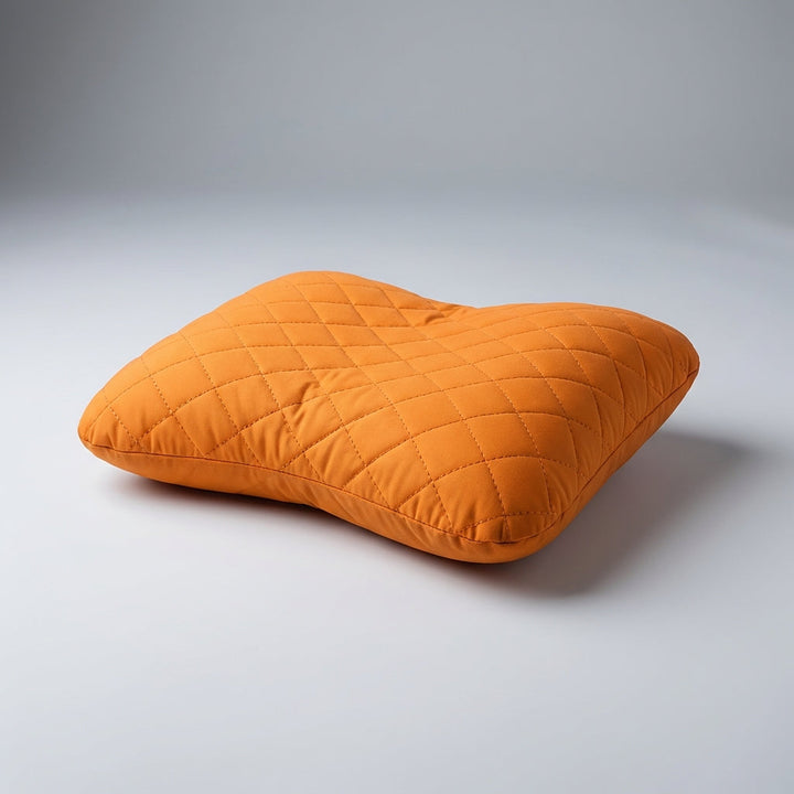 Orange uppblåsbar ergonomisk resekudde med quiltat mönster