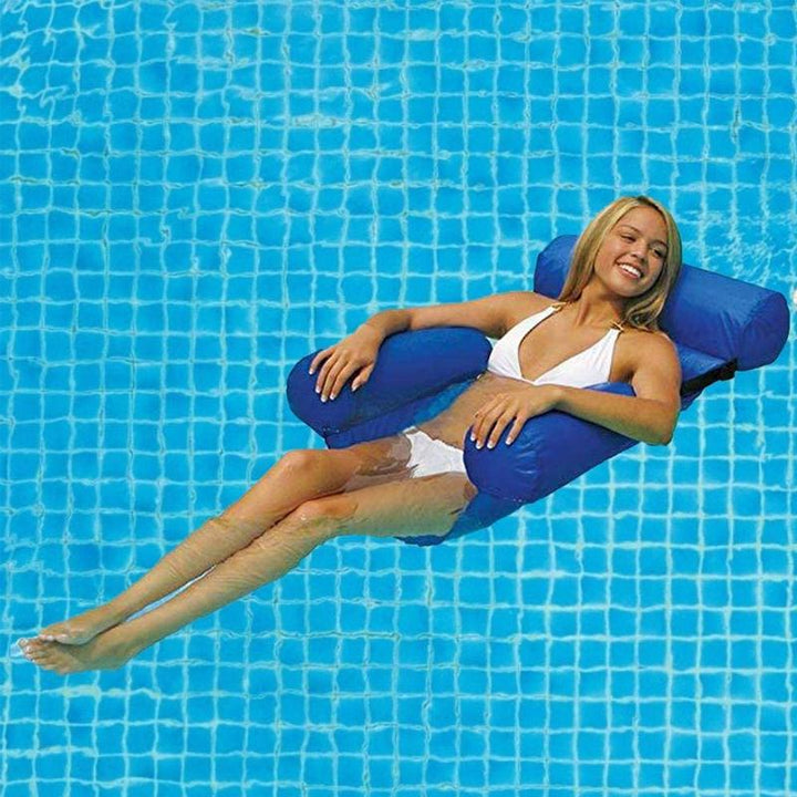 Uppblåsbar flytande loungestol för vuxna i blått på vatten, ergonomisk design för komfort och justerbar för bästa passform.