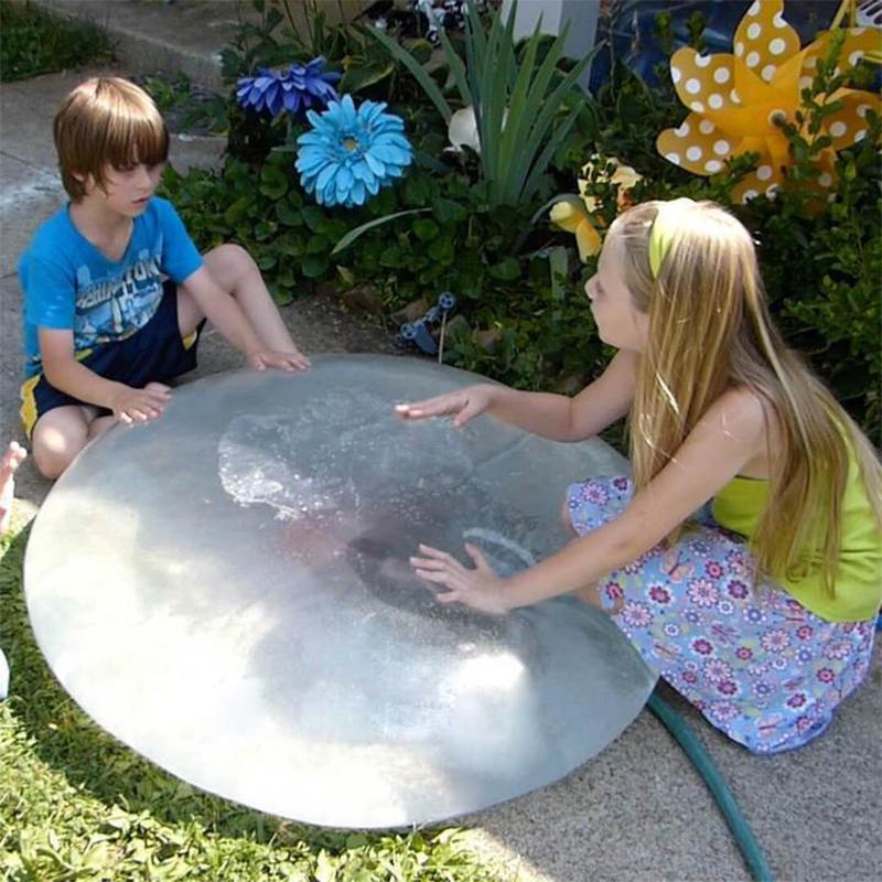 "Uppblåsbar rivsäker bubbelboll, rosa, grön och ljusblå, perfekt för barnlek utomhus, storlekar S till XL."