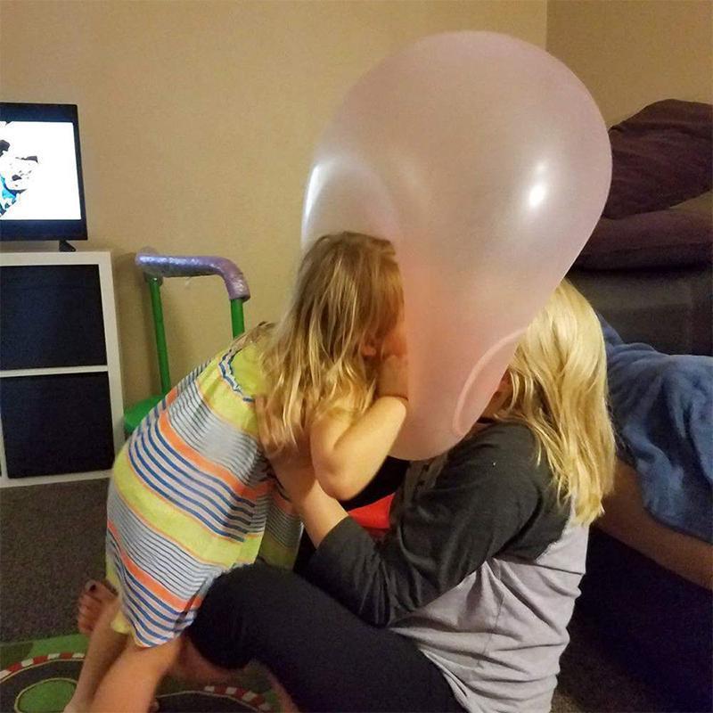 "Uppblåsbar rivsäker bubbelboll, rosa, grön och ljusblå, perfekt för barnlek utomhus, storlekar S till XL."