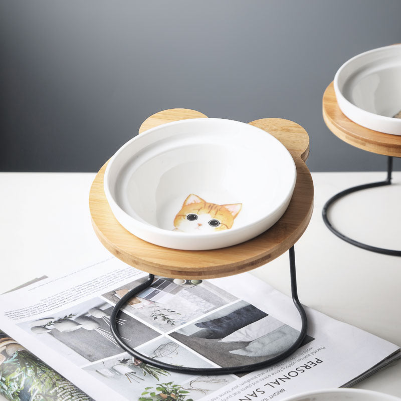 Ergonomisk upphöjd matskål i keramik för kattens komfort och förbättrad matsmältning.