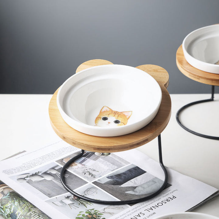 Ergonomisk upphöjd matskål i keramik för kattens komfort och förbättrad matsmältning.