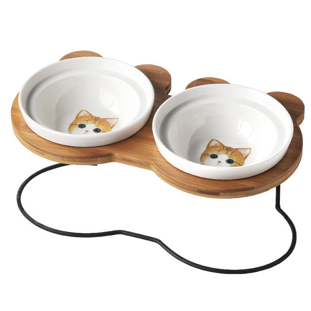 Snygg upphöjd matskål i keramik placerad på golvet, redo för kattens bekväma måltid.