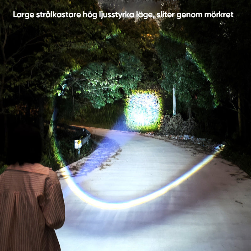 "Uppladdningsbar LED-ficklampa med svart aluminiumkropp, bred strålkastare och krok, perfekt för utomhusbruk."