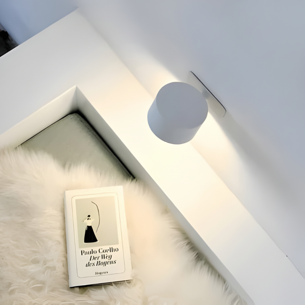 Sladdlös väggbelysning med ställbart ljus som visar den moderna och minimalistiska designen