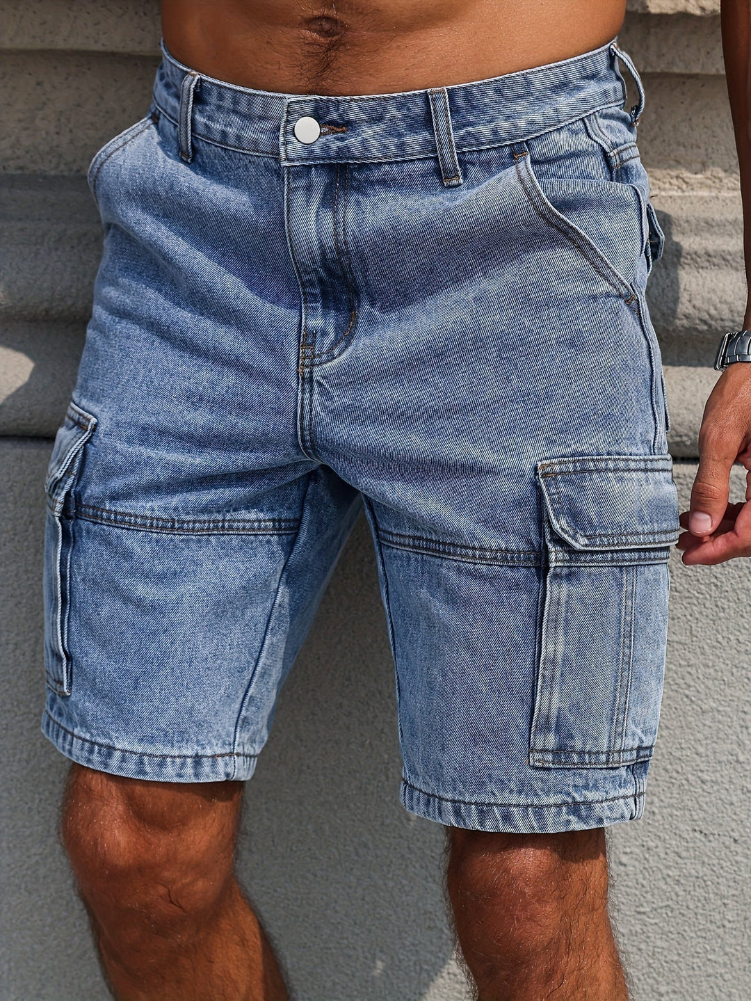 Urban denim herrshorts, bekväma fritidsshorts. Avslappnad stil, knälång passform för sommar.
