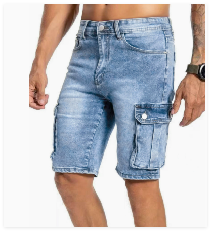 Man går i bekväma knälånga jeansshorts. Idealiska herrshorts för urban fritid och sommarens mode.