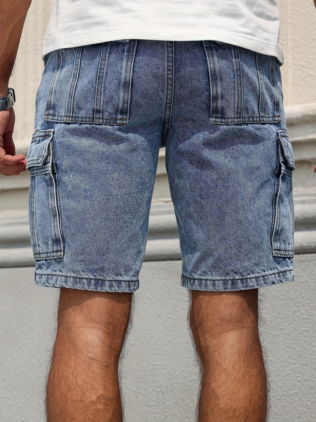 Man bär bekväma jeansshorts med urban stil. Perfekta knälånga sommarshorts för casual fritid.