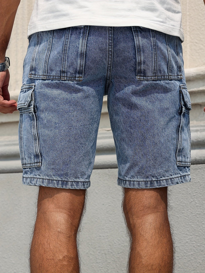 Man bär bekväma jeansshorts med urban stil. Perfekta knälånga sommarshorts för casual fritid.