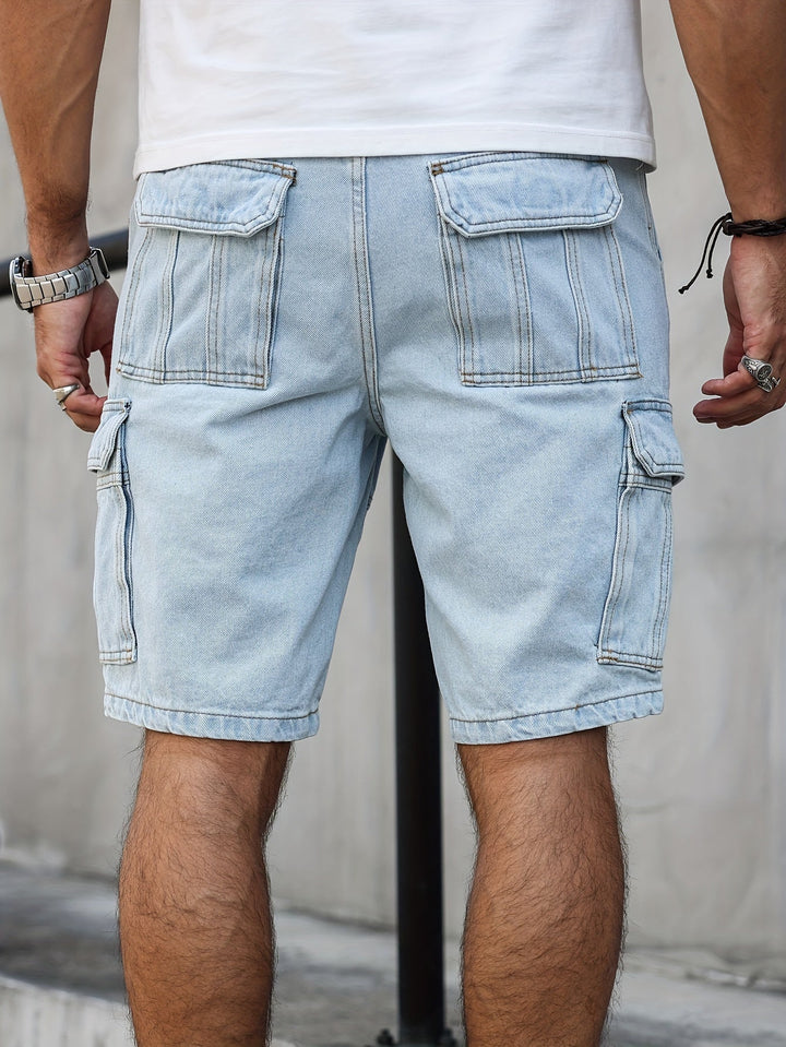 Sittande man i fritidsshorts av denim. Avslappnade herrshorts för optimal komfort och sommarbruk.