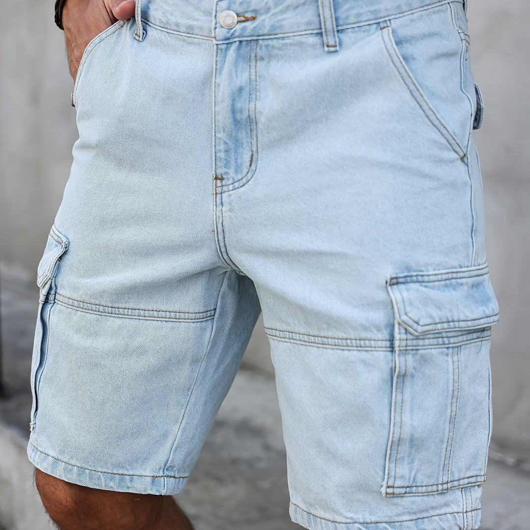 Herrshorts av urban denim hängandes. Knälånga bekväma sommarshorts, perfekt för avslappnad stil.