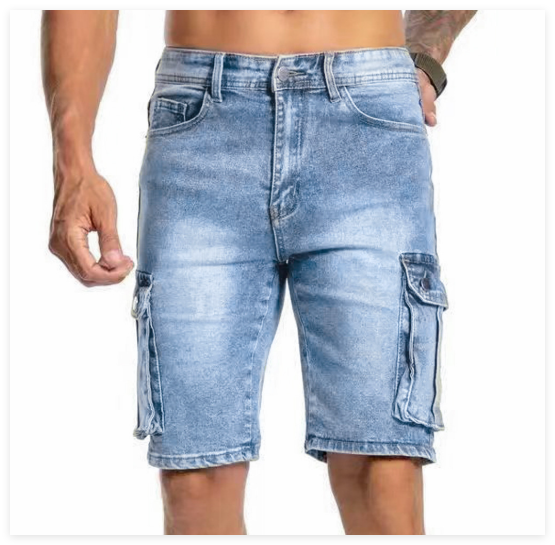 Man i denimshorts med urban stil, matchade med t-shirt. Skapar en casual sommarlook för herr.