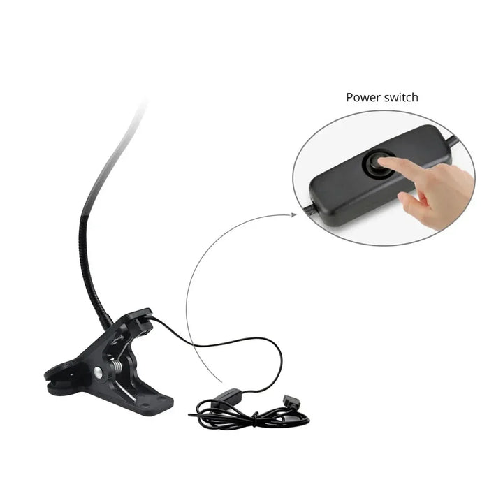 USB-driven LED-läslampa med flexibel arm och klämfäste i drift på ett skrivbord