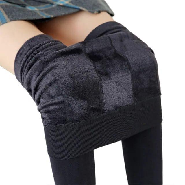Bakifrån på dam i svarta vinterfodrade leggings med stretch och hög midja