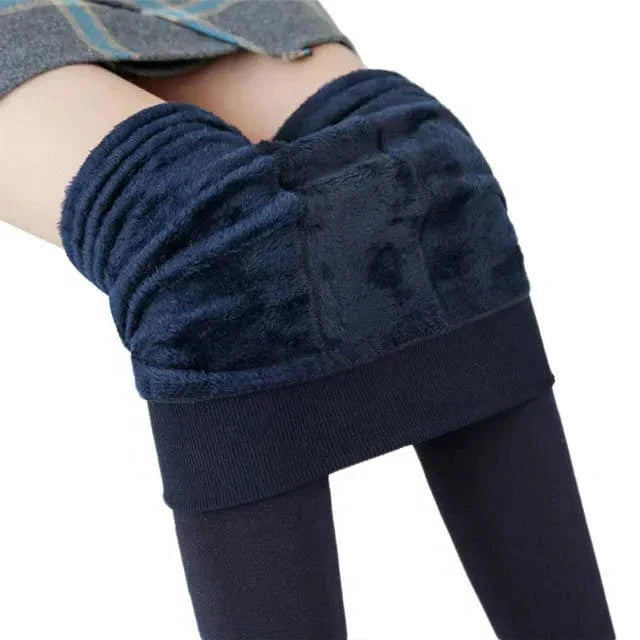 Mjukt och värmande fleecefoder inuti svarta bekväma leggings för vintern