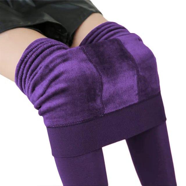 Modell som bär svarta varma damleggings med fleece och magkontroll utomhus