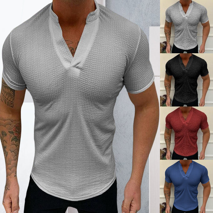 "V-ringad bomullst-shirt för män, flera färger, modern design, avslappnad och bekväm passform."