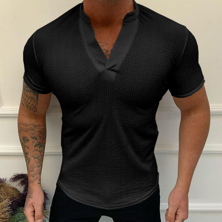 "V-ringad bomullst-shirt för män, flera färger, modern design, avslappnad och bekväm passform."