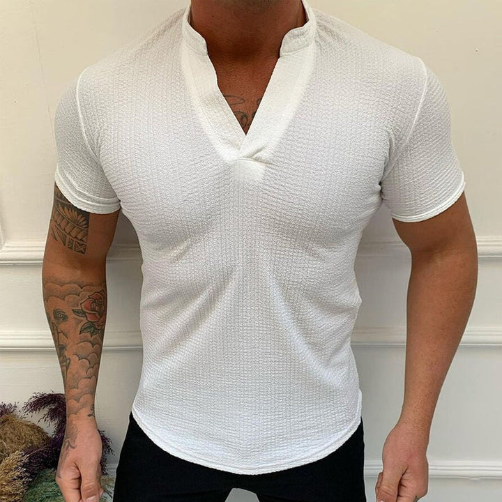 "V-ringad bomullst-shirt för män, flera färger, modern design, avslappnad och bekväm passform."