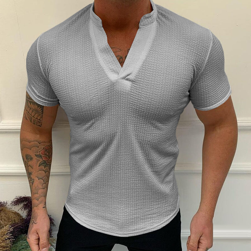 "V-ringad bomullst-shirt för män, flera färger, modern design, avslappnad och bekväm passform."