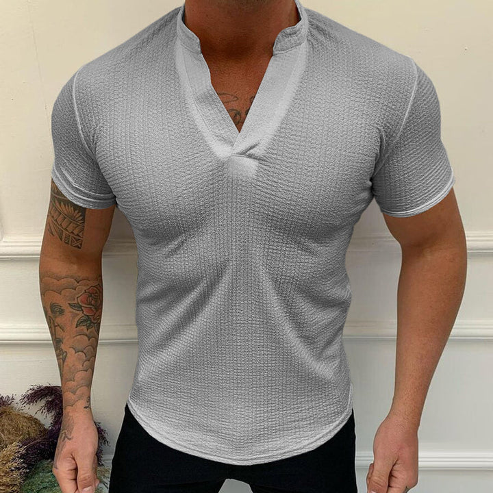 "V-ringad bomullst-shirt för män, flera färger, modern design, avslappnad och bekväm passform."
