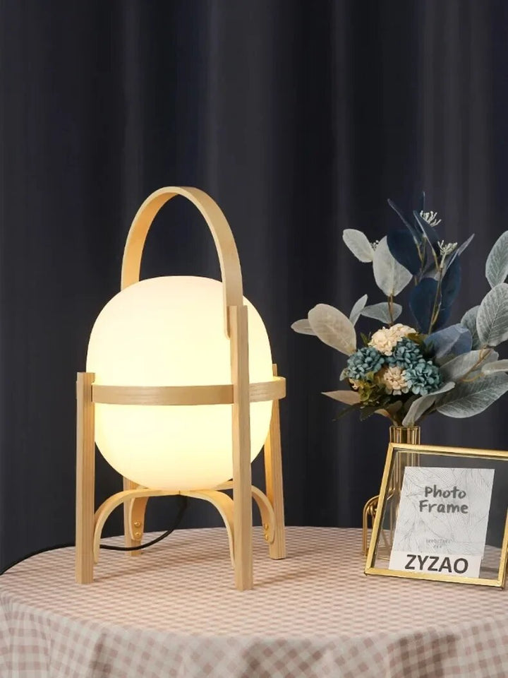 Träbordslampa med integrerad LED-belysning tänd i ett mysigt sovrum