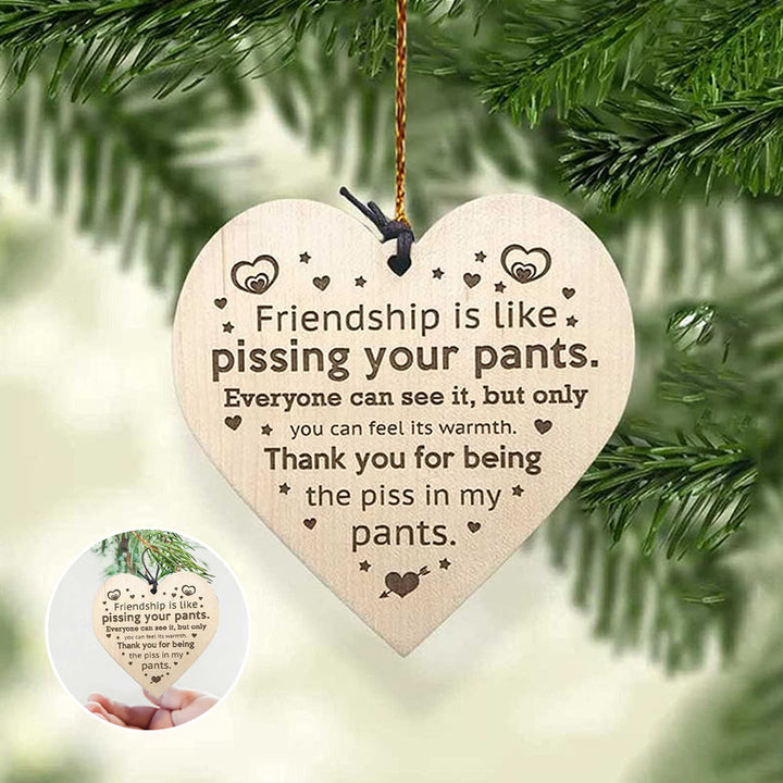 "Vackert träornament i beige och brun, perfekt som rustik juldekoration eller gåva för att pryda granen."