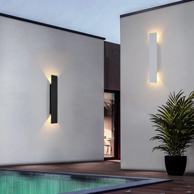 Vit och svart LED-vägglampa för utomhusbruk nära poolområde