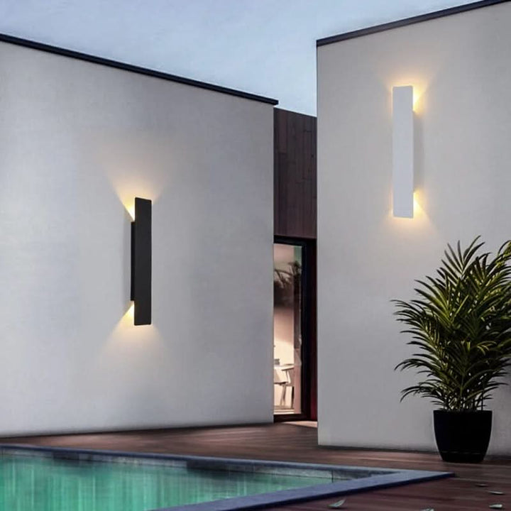 Vit och svart LED-vägglampa för utomhusbruk nära poolområde