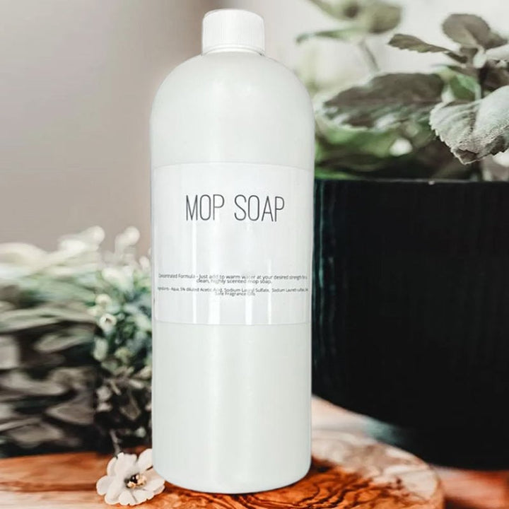 Väldoftande mopp-tvål i flaska, blommig och citrusdoft, för effektiv golvrengöring. Miljövänlig design, 750 ml.