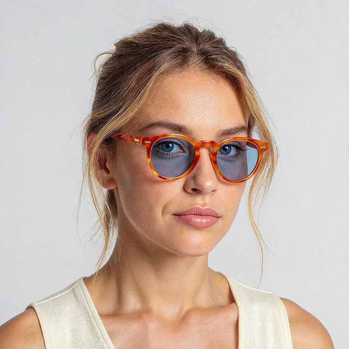 Unisex solglasögon Mathilde med UV-skydd sedda från sidan