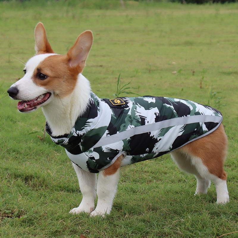 Vändbar vattentät vinterjacka för hund med reflex, fleece och polyester, säker och stilren för kalla dagar.