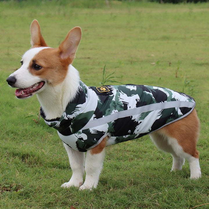 Vändbar vattentät vinterjacka för hund med reflex, fleece och polyester, säker och stilren för kalla dagar.