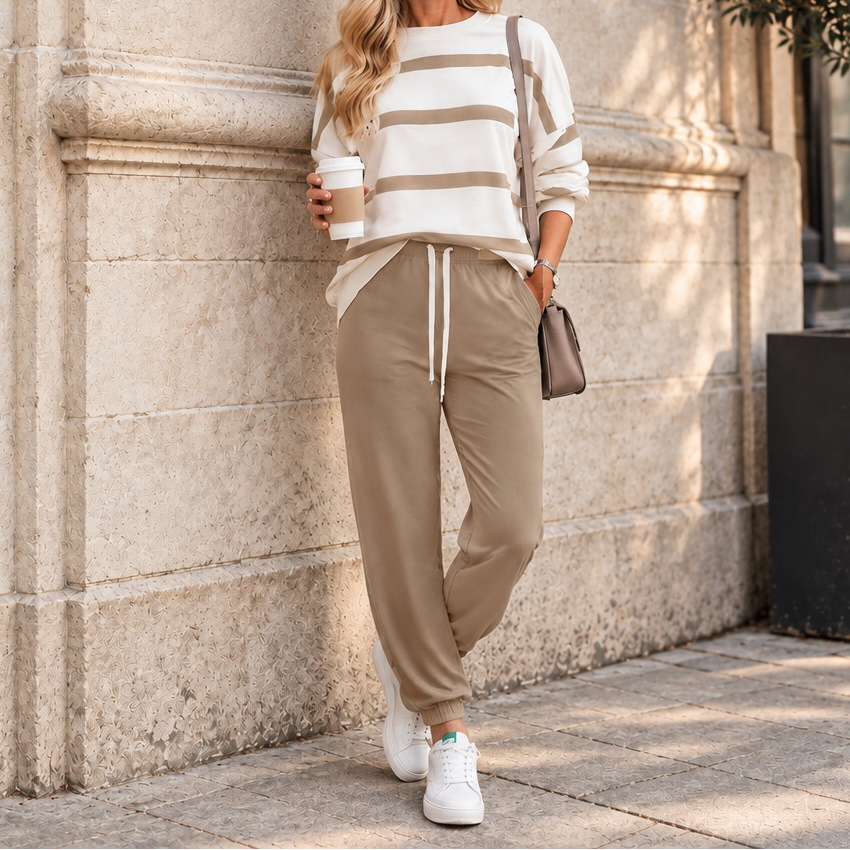 Närbild av muddar och struktur på damkläder i två delar med randigt tema