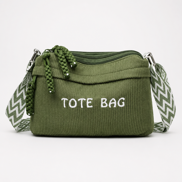 Modell som bär den bruna crossbody väskan över axeln i vardagsmiljö
