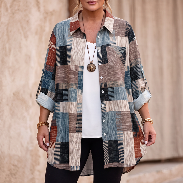 Modellvisning av dam patchwork rutig skjorta framifrån