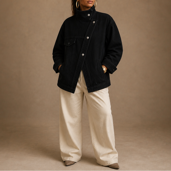 Svart damjacka i denim med asymmetrisk skärning och tuff stil
